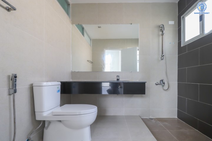 บ้านมือสองตกแต่งใหม่ ม.ศุภาลัยพาร์ควิลล์ พหลโยธิน-รามอินทรา หลังมุม! เนื้อที่เยอะ 67.8 ตร.ว. พื้นที่ใช้สอยกว้างขวางถึง 226.2 ตร.ม. ฟังชัน 3 ห้องนอน 4 ห้องน้ำ 1 ห้องแม่บ้าน 2 ที่จอดรถ บนทำเลศักยภาพ 9 นาทีถึงรถไฟฟ้าสายสีเขียว "สถานีพหลโยธิน 59" และทางด่วน "รามอินทรา-อาจณรงค์"